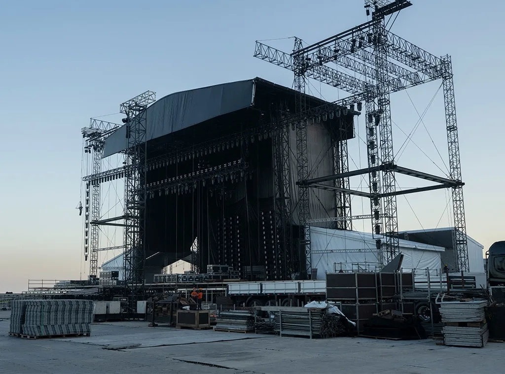 Shakira Concert Crew Member Dies2